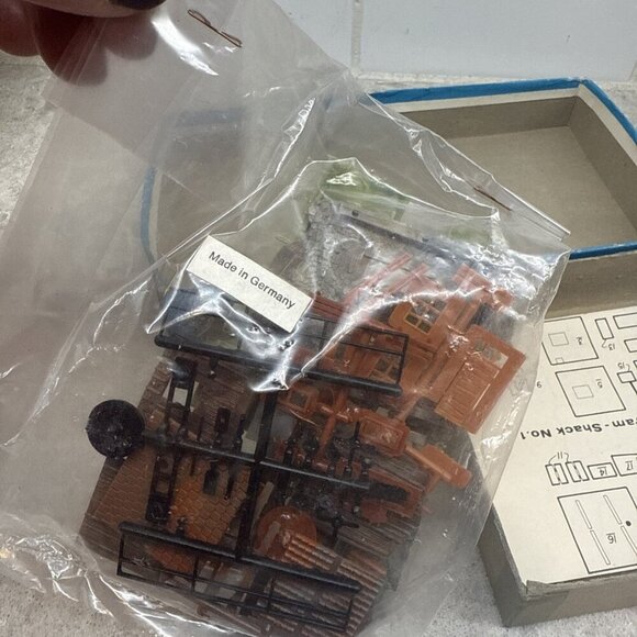 1:87 HO Scale / Gauge Atlas # 702-89 Trackside Shacks (#2) Kit . Never used. - Picture 6 of 10